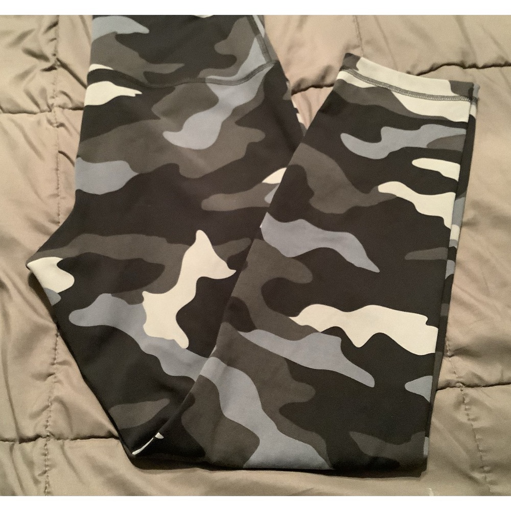 PINK/Victoria’s Secret ULTIMATE joggers/NWOT XL. Black and Gray Camouflage!